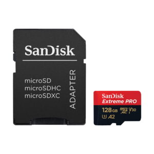 Sandisk MicroSD to SD -sovitin on kuvassa Sandisk MicroSDXC 128GB Extreme Pro 200MB/s -muistikortin vieressä, jossa on punainen, musta ja kultainen merkintä.
