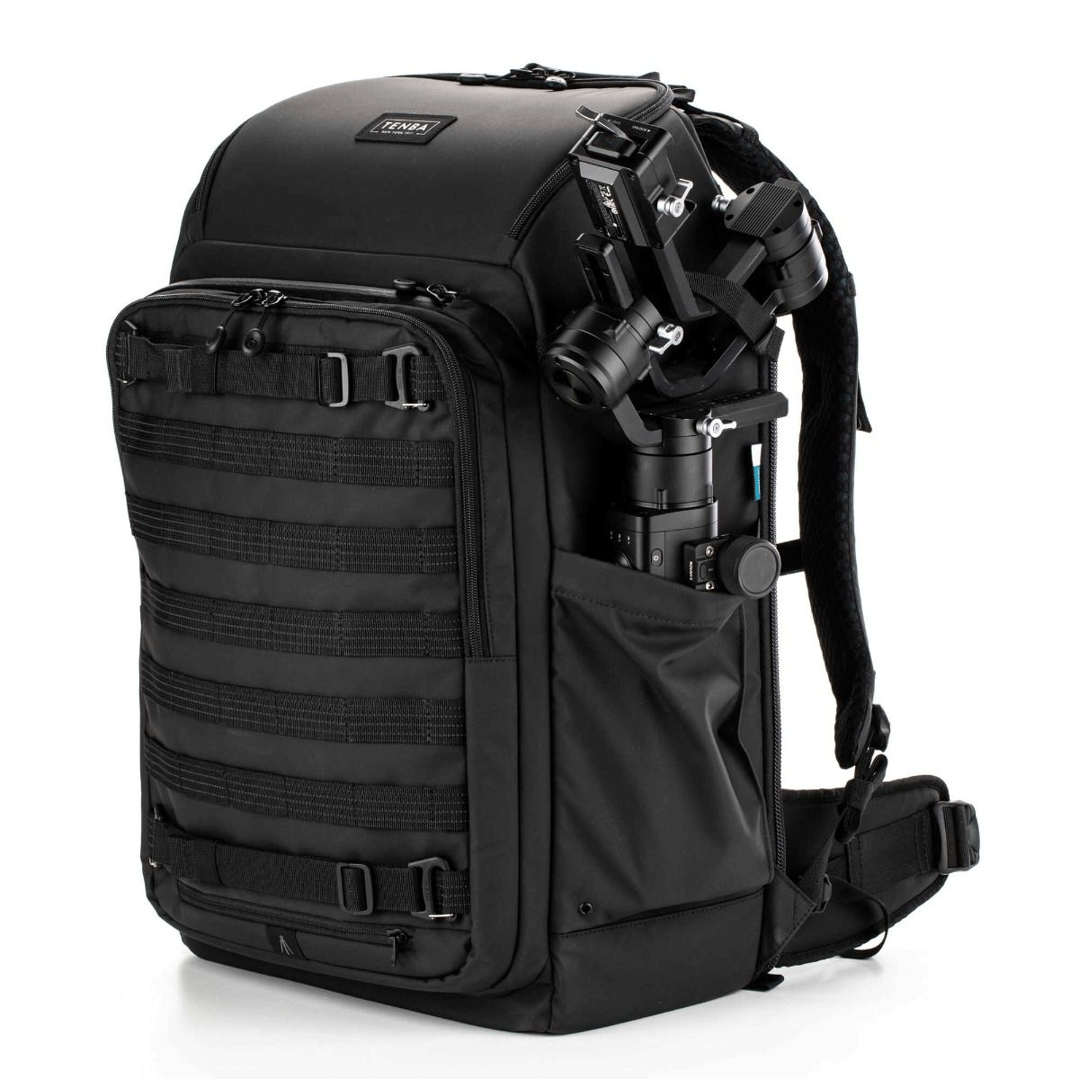 Tenba Axis V2 32L Backpack -kamerareppu on musta kamerareppu, jossa on sivulokero asennetulle gimbalille, useita vetoketjullisia taskuja, säädettävät hihnat ja edessä MOLLE-verkko tarvikkeille.