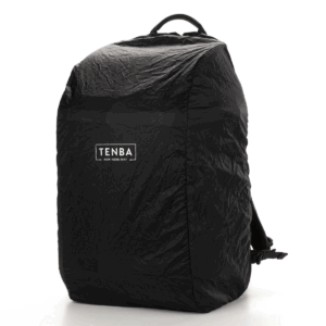 Tenba Axis V2 32L Backpack -kamerareppu on musta, säänkestävä reppu, jossa on rypytetty kansi ja valkoinen Tenba-logo edessä, joka näkyy pystyssä valkoista taustaa vasten.