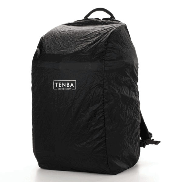 Tenba Axis V2 32L Backpack -kamerareppu on musta, säänkestävä reppu, jossa on rypytetty kansi ja valkoinen Tenba-logo edessä, joka näkyy pystyssä valkoista taustaa vasten.