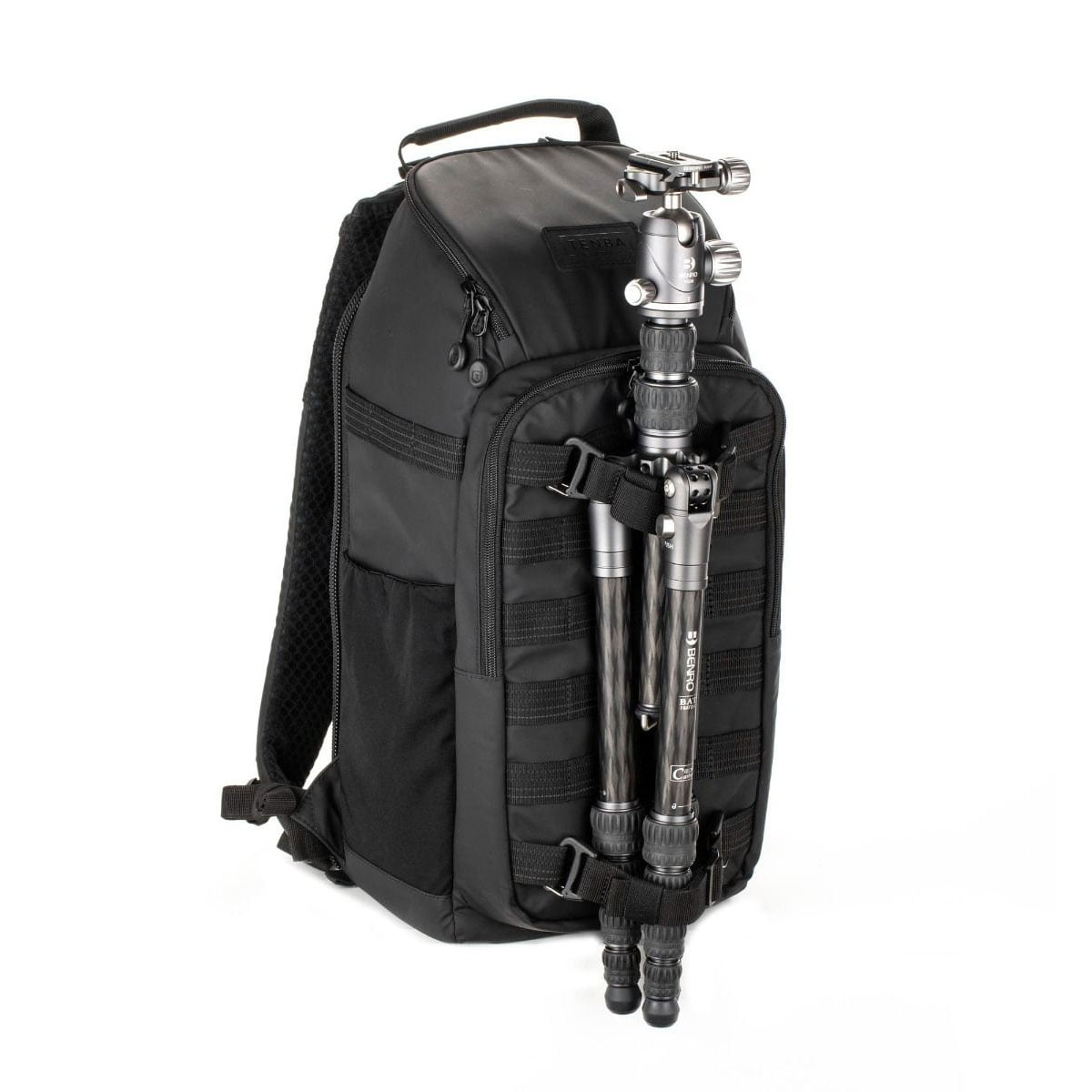 Tenba Axis V2 16L Backpack -kamerareppu on musta kamerareppu, jossa on useita vetoketjullisia lokeroita, yläkahva ja hopeinen jalusta, joka on kiinnitetty pystysuoraan eteen.