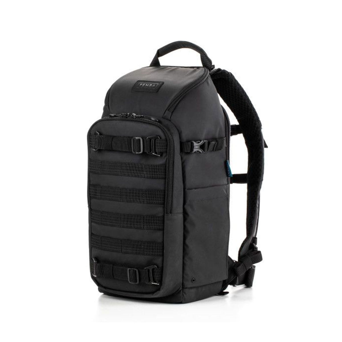 Tenba Axis V2 16L Backpack -kamerareppu on musta taktisen tyylin reppu, jossa on useita ulkoisia hihnoja, solkia ja pehmustetut olkahihnat, kuvassa pystyasennossa valkoisella pohjalla.