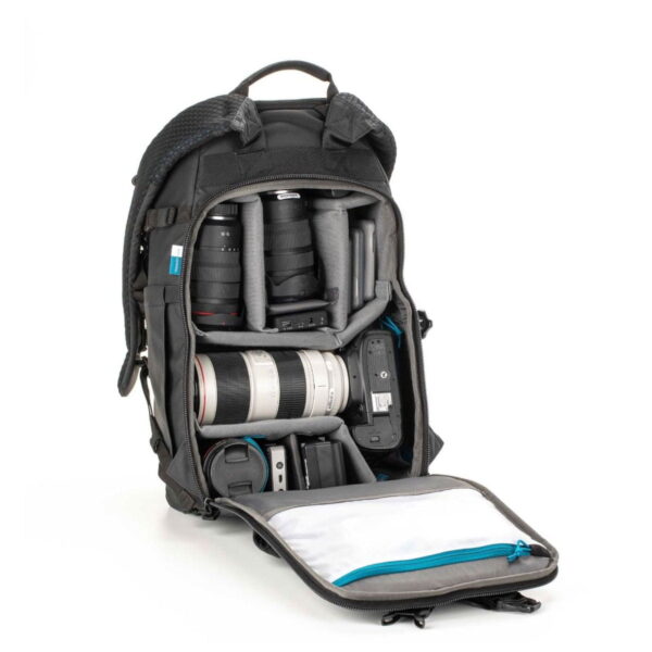 Tenba-axis-V2-20L-4 Tenba Axis V2 20L Backpack -kamerareppu on avoin, ja siinä on järjestettyjä lokeroita, joissa on kamerarunkoja, useita objektiiveja ja lisävarusteita, jotka on järjestetty siististi ja helposti saatavilla.