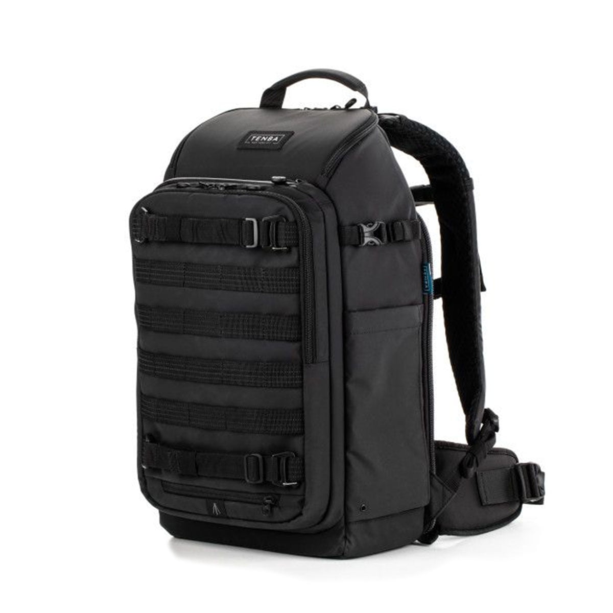 Tenba Axis V2 20L Backpack -kamerareppu on musta taktisen tyylin reppu, jossa on useita etuhihnoja, sivutaskut ja pehmustetut olkahihnat, jotka näkyvät pystyasennossa valkoisella pohjalla.