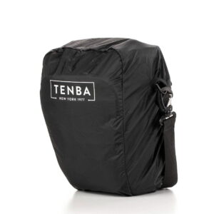 Musta Tenba Axis V2 4L Top Loader -kameralaukku, jossa on olkahihna ja valkoinen Tenba-logo, kuvattuna valkoista taustaa vasten.