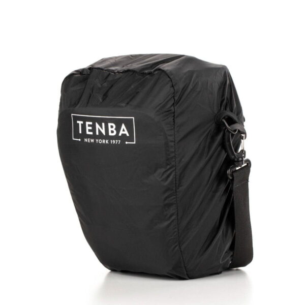 Musta Tenba Axis V2 4L Top Loader -kameralaukku, jossa on olkahihna ja valkoinen Tenba-logo, kuvattuna valkoista taustaa vasten.