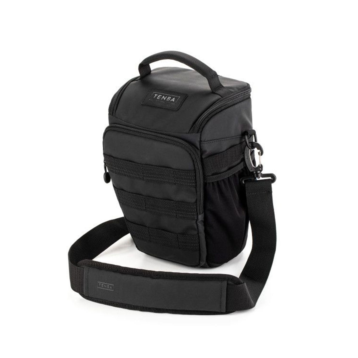 Tenba Axis V2 4L Top Loader on musta kameralaukku, jossa on kahva, olkahihna, vetoketjullinen etutasku ja MOLLE-tyylinen hihna ja joka on suunniteltu kameravarusteiden kuljettamiseen ja suojaamiseen.
