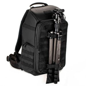 Tenba Axis V2 24L Backpack -kamerareppu on musta kamerareppu, jossa on useita lokeroita ja vetoketjuja sekä etuhihnat jalustan kiinnittämistä varten.