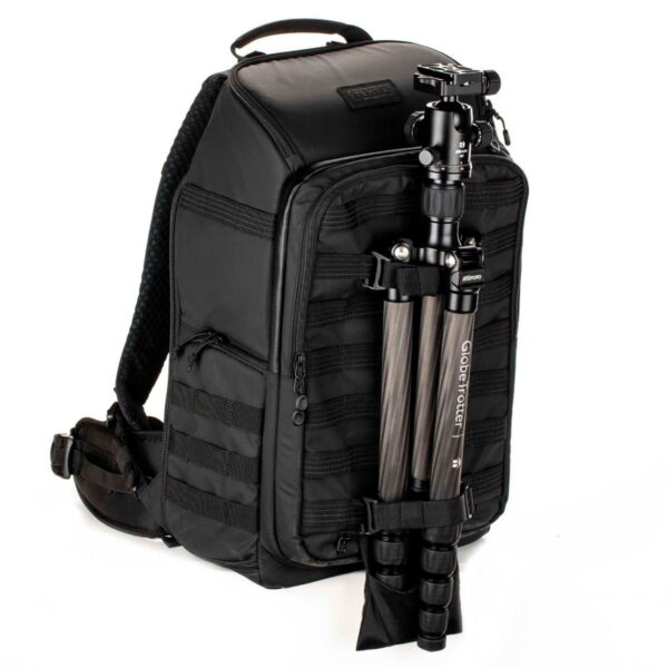 Tenba Axis V2 24L Backpack -kamerareppu on musta kamerareppu, jossa on useita lokeroita ja vetoketjuja sekä etuhihnat jalustan kiinnittämistä varten.