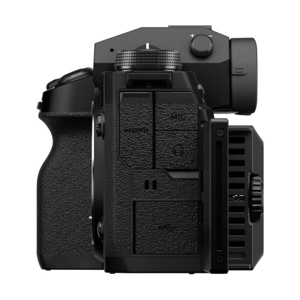 Fujifilm Fan-001 Tuuletin -digitaalikameran sivukuva mustana, jossa näkyy kuvioitu kahva, peitetyt portit, säätimet, kompakti laatikkomainen muotoilu ja näkyvä jäähdytysaukko oikealla puolella.