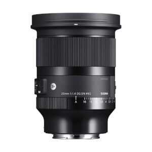 Sigma 20mm f/1.4 DG DN Art -objektiivi, Sony E, on esillä pystyasennossa tavallisella valkoisella pohjalla, ja siinä näkyvät tarkennusrengas, aukkorengas, AF/MF-kytkin ja objektiivin kiinnitystiedot.
