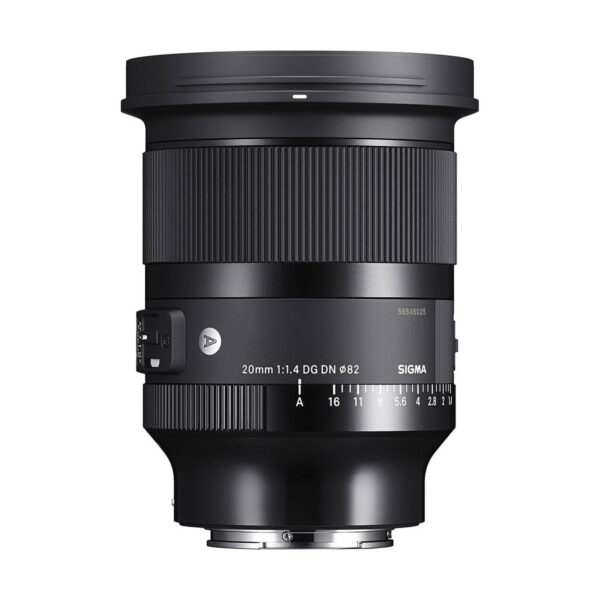 Sigma 20mm f/1.4 DG DN Art -objektiivi, Sony E, on esillä pystyasennossa tavallisella valkoisella pohjalla, ja siinä näkyvät tarkennusrengas, aukkorengas, AF/MF-kytkin ja objektiivin kiinnitystiedot.