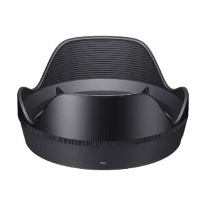 Mattamustassa terälehden muotoisessa linssinsuojassa, joka on kuvattu etupuolelta valkoista taustaa vasten, on uurrettu sisäpuoli häikäisyn vähentämiseksi. Yhteensopiva Sigma 20mm f/1.4 DG DN Art -objektiivin kanssa Sony E -kameroille.