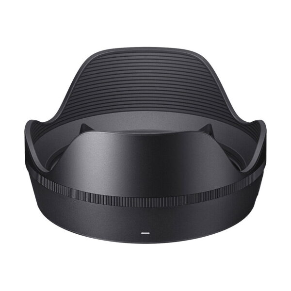 Sigma 24mm f/1.4 DG DN DN Art -objektiiville (Sony E) suunniteltu musta, terälehden muotoinen, sisäpuolelta uurrettu huppu, edestä katsottuna valkoista taustaa vasten.