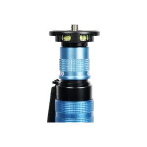 Sirui_P-325FL_005 Close-up of the blue end of the Sirui Monopod P-325FL carbon fibre monopod with flat mounting plate with screw and two built-in bubble scales for alignment, against a white background.