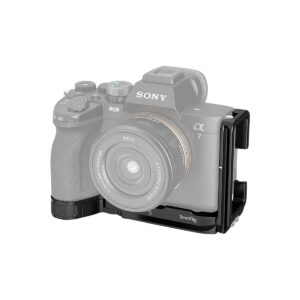 SmallRig_3660_L-Bracket_For_Sony_A7_IV_A7S_III_A1_001 Sony Alpha 7 -kamera ja objektiivi on kiinnitetty mustaan SmallRig 3660 L-telineeseen Sony A7 IV / A7S III / A1 -malliin valkoisella taustalla.