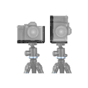 SmallRig_3660_L-Bracket_For_Sony_A7_IV_A7S_III_A1_002 Kaksi kameraa on kiinnitetty jalustalle: toinen maisemassa (vasemmalla) ja toinen muotokuvassa (oikealla), molemmat puoliksi läpinäkyviä, jotta jalusta ja SmallRig 3660 L-kiinnike Sony A7 IV / A7S III / A1:lle tulevat esiin.