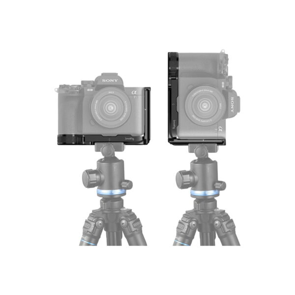 SmallRig_3660_L-Bracket_For_Sony_A7_IV_A7S_III_A1_002 Kaksi kameraa on kiinnitetty jalustalle: toinen maisemassa (vasemmalla) ja toinen muotokuvassa (oikealla), molemmat puoliksi läpinäkyviä, jotta jalusta ja SmallRig 3660 L-kiinnike Sony A7 IV / A7S III / A1:lle tulevat esiin.