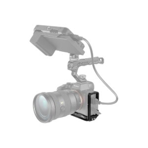 SmallRig_3660_L-Bracket_For_Sony_A7_IV_A7S_III_A1_003 Sony A7 IV / A7S III / A1 -malleihin suunniteltu SmallRig 3660 L-kiinnike näkyy kamerassa, jossa on suuri objektiivi ja kaapeleilla yhdistetty ulkoinen monitori, kaikki harmaasävyisenä valkoista taustaa vasten.