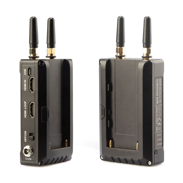 Swit_Curve500_Tx_Rx_Wireless_Kit_003 Kaksi mustaa Swit Curve500 Tx+Rx Wireless Kit -yksikköä antenneilla pystyssä. Toisessa näkyy HDMI-, USB- ja virtaportit sekä kytkimet; toisessa näkyy takapaneeli ja laitetarrat.