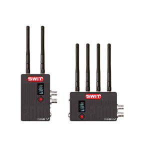 Swit_Flow2000_Tx_Rx_Wireless_SDI_HDMI_Kit_002 Kaksi mustaa Swit Flow2000 Tx+Rx Wireless SDI/HDMI -yksikköä: vasemmanpuoleisessa lähettimessä on kaksi antennia ja pieni näyttö; oikeanpuoleisessa vastaanottimessa on neljä antennia ja ylimääräiset liitäntäportit.