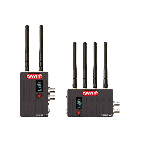 Swit_Flow2000_Tx_Rx_Wireless_SDI_HDMI_Kit_002 Kaksi mustaa Swit Flow2000 Tx+Rx Wireless SDI/HDMI -yksikköä: vasemmanpuoleisessa lähettimessä on kaksi antennia ja pieni näyttö; oikeanpuoleisessa vastaanottimessa on neljä antennia ja ylimääräiset liitäntäportit.