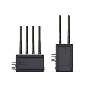 Swit_Flow2000_Tx_Rx_Wireless_SDI_HDMI_Kit_003 Swit Flow2000 Tx+Rx Wireless SDI/HDMI Kit sisältää kaksi mustaa yksikköä, joissa kummassakin on neljä korkeaa antennia ja useita sivuportteja, kuvassa edestä ja sivulta valkoista taustaa vasten.
