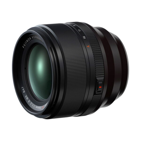 Musta Fujifilm Fujinon XF 56mm f/1.2 R WR -objektiivi, jossa on suuri etuelementti, harjakuvioitu tarkennusrengas ja aukkomerkinnät, näkyy valkoisella taustalla. Nyt 150€ alennuksella.