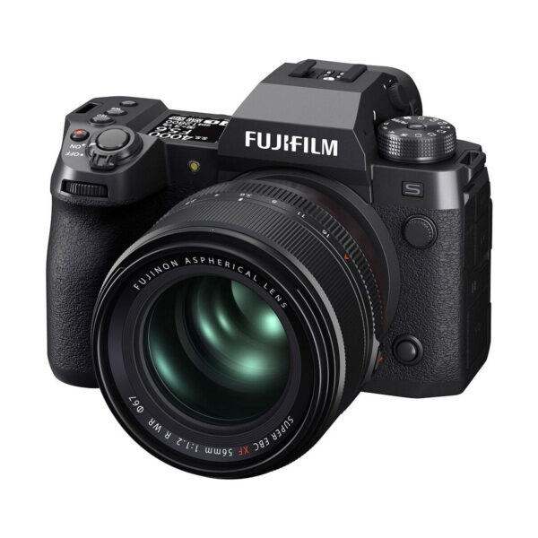 Fujifilm Fujinon XF 56mm f/1.2 R WR -objektiivi näkyy valkoisella taustalla, ja siinä on tyylikäs musta muotoilu, suuri asfäärinen lasi ja tuntuvat säätörenkaat - nyt saatavana 150 € alennuksella.