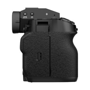 Fujifilm_X-H2_003 Fujifilm X-H2 -järjestelmäkameran sivukuva, jossa on musta kuvioitu kahva, useita painikkeita ja vasemmanpuoleinen etsin. Tukeva kamerarunko näyttää kompaktilta ja hyvin suunnitellulta.