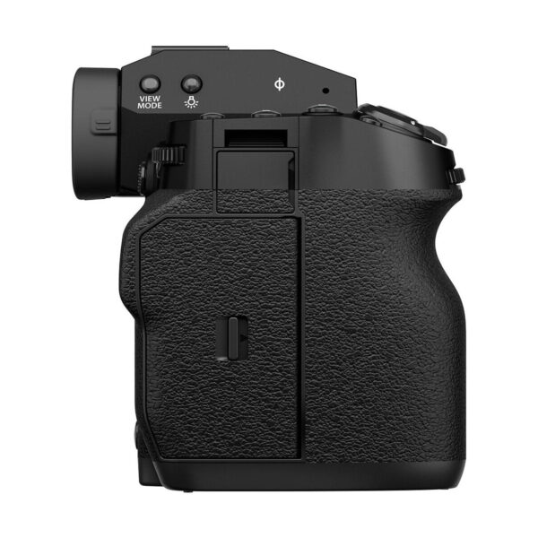 Fujifilm_X-H2_003 Fujifilm X-H2 -järjestelmäkameran sivukuva, jossa on musta kuvioitu kahva, useita painikkeita ja vasemmanpuoleinen etsin. Tukeva kamerarunko näyttää kompaktilta ja hyvin suunnitellulta.