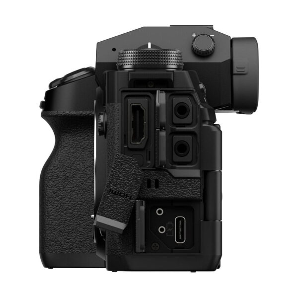 Fujifilm_X-H2_005 Fujifilm X-H2 -järjestelmäkameran sivukuvan lähikuvassa näkyy useita avoimia portteja, kuten HDMI-, USB- ja mikrofonitulot, valkoista taustaa vasten.