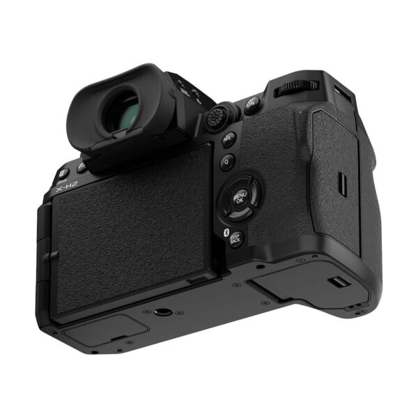 Fujifilm_X-H2_006 Fujifilm X-H2 -järjestelmäkamerassa on suuri nestekidenäyttö, useita säätimiä ja elektroninen etsin takaa ja hieman alhaalta katsottuna, jossa korostuvat yksityiskohtaiset painikkeet ja kuvioitu kahva.