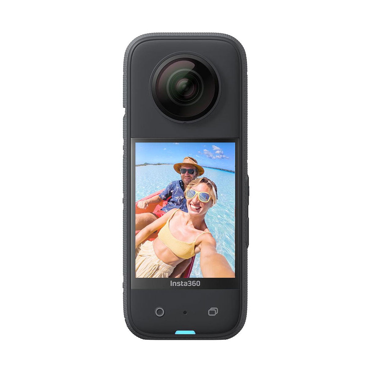 Insta360 X3 360-kamera näyttää näytöllä hymyilevän uimapukuisen pariskunnan, joka ottaa selfietä meloessaan kirkkaalla sinisellä vedellä aurinkoisen taivaan alla.