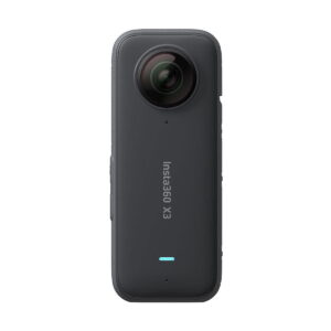 Musta Insta360 X3 360-kamera seisoo pystyssä valkoisella pohjalla, ja siinä on näkyvä ylälinssi ja pieni merkkivalo lähellä pohjaa.