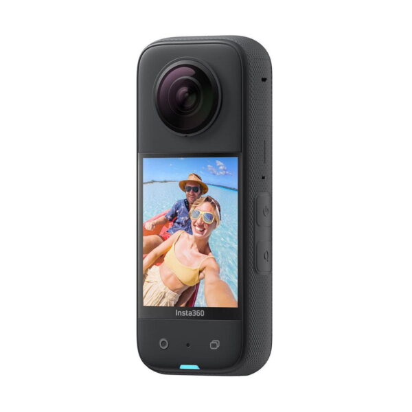 Mustan Insta360 X3 360 -kameran näytöllä näkyy hymyilevä pariskunta uimapuvuissa ottamassa selfietä meloessaan kirkkaalla sinisellä vedellä aurinkoisella taivaalla.
