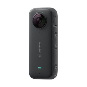 Musta Insta360 X3 360-kamera seisoo pystyssä valkoisella pohjalla, ja sen objektiivi, sivupainikkeet ja merkkivalo ovat näkyvissä.