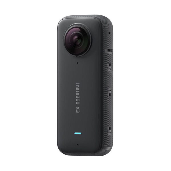 Musta Insta360 X3 360-kamera seisoo pystyssä valkoisella pohjalla, ja sen objektiivi, sivupainikkeet ja merkkivalo ovat näkyvissä.