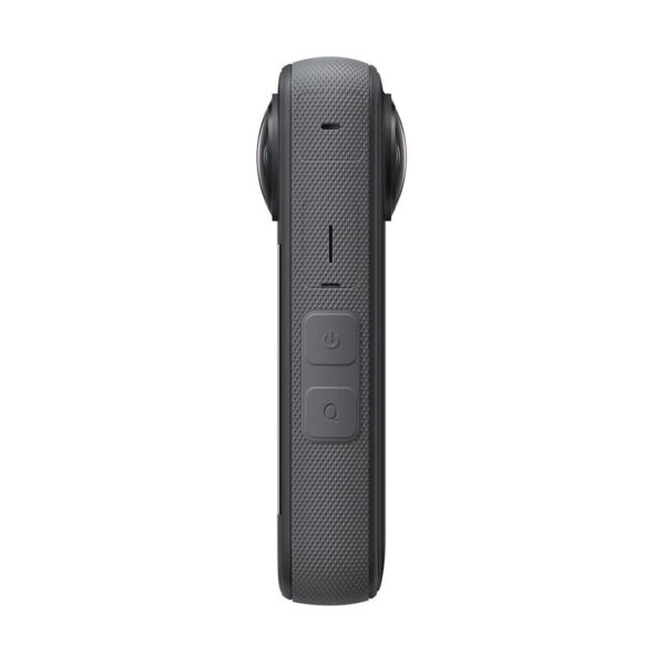 Insta360 X3 360-kamera on ohut, pystysuora musta kamera, jossa on kuvioidut sivut, kaksi painiketta ja pieni pyöreä linssi kummassakin reunassa, ja se näkyy valkoisella taustalla.