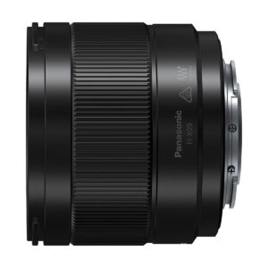 Panasonic Leica DG Summilux 9mm F/1.7 ASPH -objektiivi, musta, näytetään sivulta valkoista taustaa vasten, jossa on kuvioidut pitorenkaat ja näkyvät tuotemerkit ja mallin tiedot.