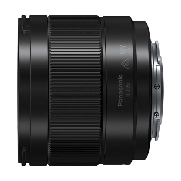 Panasonic Leica DG Summilux 9mm F/1.7 ASPH -objektiivi, musta, näytetään sivulta valkoista taustaa vasten, jossa on kuvioidut pitorenkaat ja näkyvät tuotemerkit ja mallin tiedot.