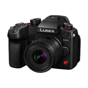 Musta Panasonic LUMIX GH6 -digitaalikamera, jossa on Panasonic Leica DG Summilux 9mm F/1.7 ASPH -objektiivi, jossa on kuvioitu kahva ja erilaisia säätimiä, näkyy valkoisella taustalla.