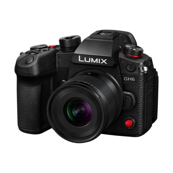 Musta Panasonic LUMIX GH6 -digitaalikamera, jossa on Panasonic Leica DG Summilux 9mm F/1.7 ASPH -objektiivi, jossa on kuvioitu kahva ja erilaisia säätimiä, näkyy valkoisella taustalla.