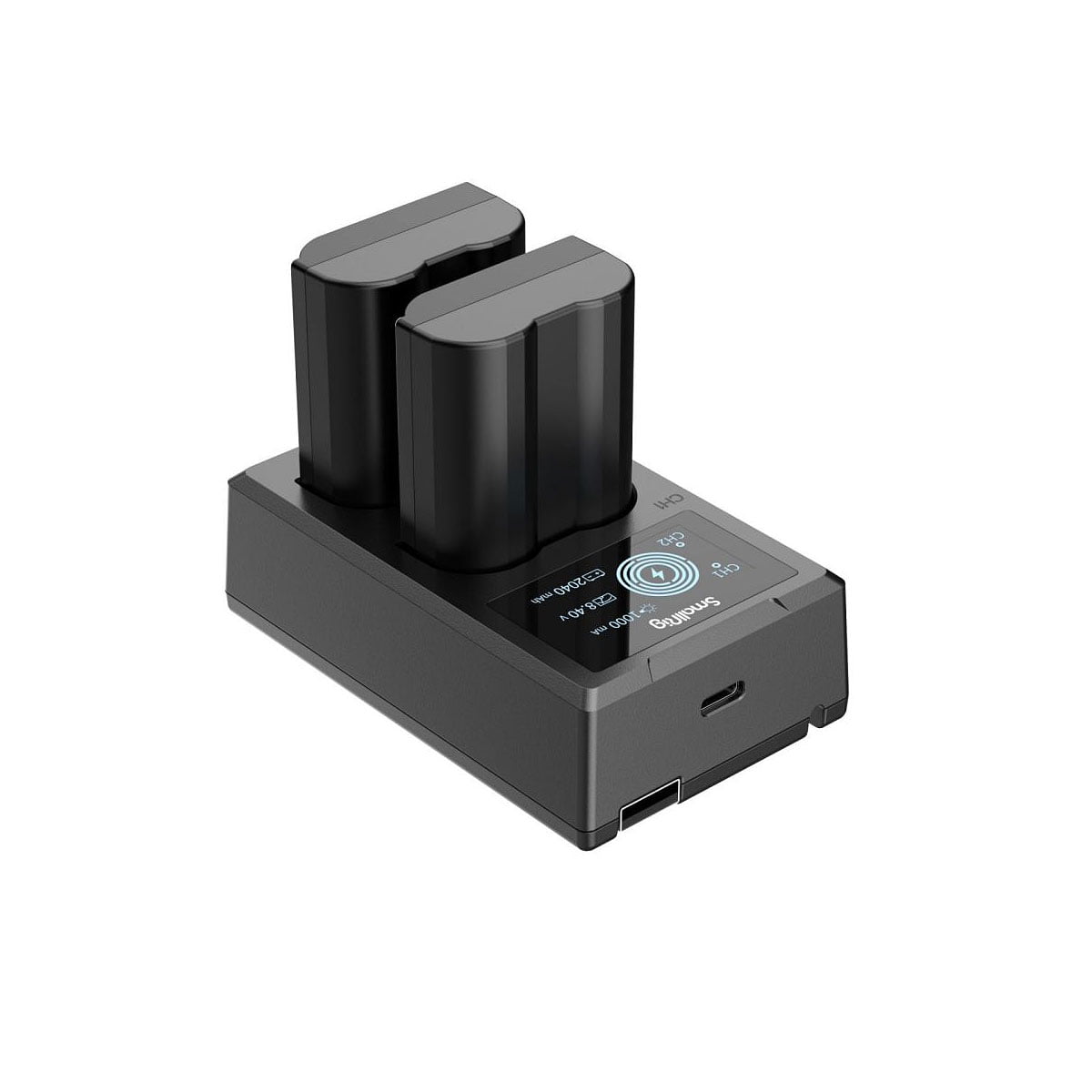SmallRig_EN-EL15_Camera_Battery_and_Charger_Kit_3820_001 SmallRig 3820B EN-EL15 -kameran akku- ja laturisarjassa on digitaalinäytöllä varustettu kaksoislaturi, kaksi mustaa ladattavaa akkua ja USB-latausliitäntä, kaikki valkoista taustaa vasten.