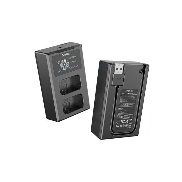 SmallRig_NP-FW50_Camera_Battery_and_Charger_Kit_3818_003 Kaksi mustaa SmallRig 3818 NP-FW50 -kameran akku- ja laturisarjaa on esillä: toinen on etupuolella, jossa on kaksi latauspaikkaa ja tila-indikaattorit, ja toinen on selkäpuolella, jossa on tekniset tiedot ja sisäänrakennettu USB-liitin.