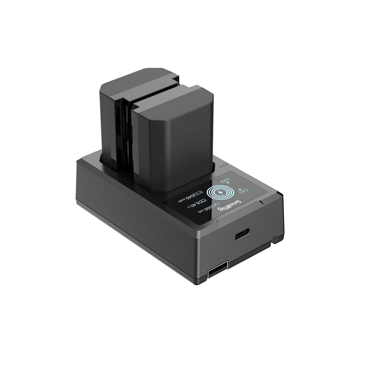 SmallRig 3824 NP-FZ100 -kameran akku- ja laturisarja sisältää mustan kaksoislaturin, johon on asetettu kaksi suorakulmaista akkua, LED-näytön ja etupuolen USB-portin, kaikki valkoisella pohjalla.
