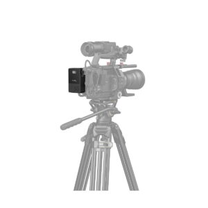 SmallRig_VB50_mini_V-Mount_Battery_3579_008 Ammattikäyttöön tarkoitettu videokamera jalustalla näkyy enimmäkseen haalean harmaana, ja kameraan on kiinnitetty täysin näkyvä SmallRig 3579B V-Mount Battery Mini VB50 -akku mustana, jossa on merkintä 50. Kamera on värillinen.
