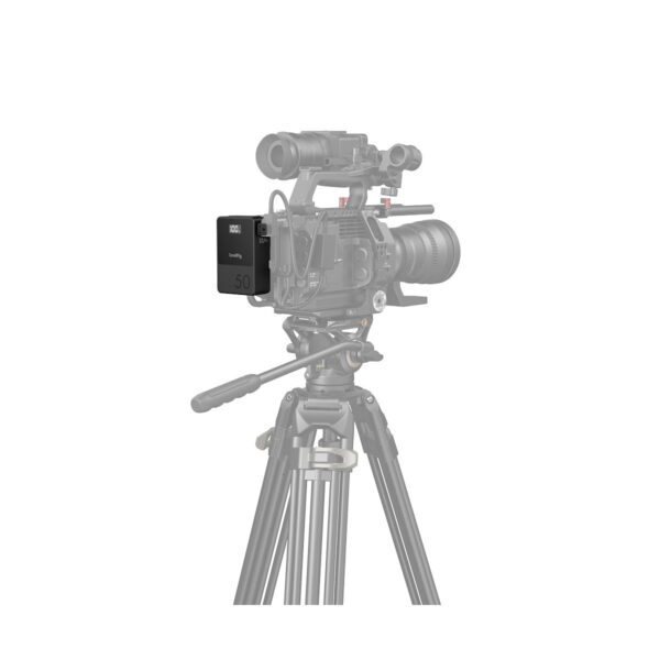 SmallRig_VB50_mini_V-Mount_Battery_3579_008 Ammattikäyttöön tarkoitettu videokamera jalustalla näkyy enimmäkseen haalean harmaana, ja kameraan on kiinnitetty täysin näkyvä SmallRig 3579B V-Mount Battery Mini VB50 -akku mustana, jossa on merkintä 50. Kamera on värillinen.
