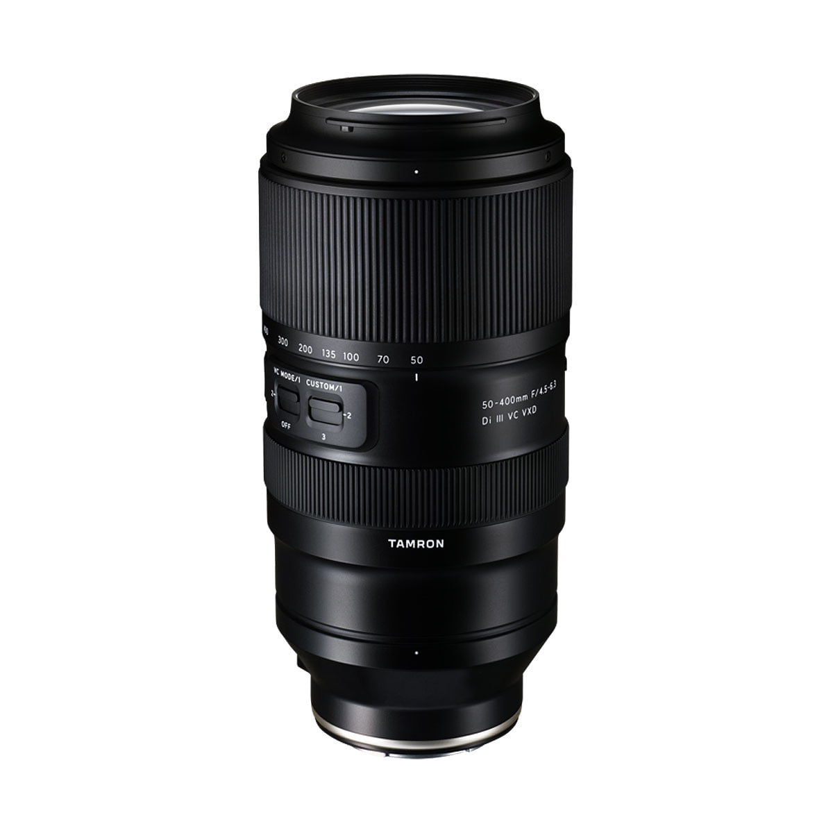 Tamron 50-400mm f/4.5-6.3 Di III VC VXD -objektiivi Sony E:lle, joka on kuvattu pystyasennossa valkoisella pohjalla, jossa on polttovälin merkinnät, säätökytkimet ja metallinen kiinnitys.