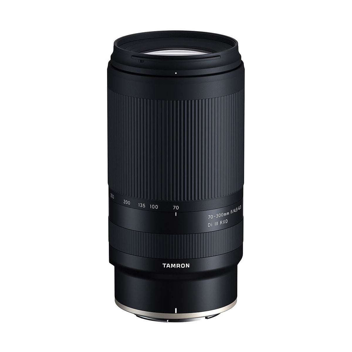 Musta Tamron 70-300mm f/4.5-6.3 Di III RXD -objektiivi Nikon Z:lle seisoo pystyasennossa valkoisella taustalla, ja siinä näkyy zoomaus- ja tarkennusrenkaat sekä objektiivin merkinnät.